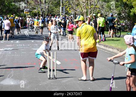 25th septembre 2022 ; Wollongong, Illawarra, pays de Galles du Sud, Australie : Championnats du monde de cyclisme sur route UCI, les fans jouent au cricket au milieu de la route pendant la course Elite Mens Road Banque D'Images