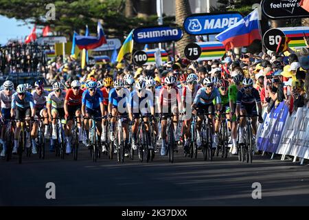 25th septembre 2022 ; Wollongong, Illawarra, pays de Galles du Sud, Australie : UCI World Road Cycling Championships, un groupe si les cavaliers entrent dans la ligne d'arrivée pendant la course Elite Mens Road Race Banque D'Images