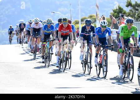 25th septembre 2022 ; Wollongong, Illawarra, pays de Galles du Sud, Australie : Championnats du monde de cyclisme sur route UCI, le champ principal descend dans le circuit de la ville pendant la course sur route Elite Mens Banque D'Images