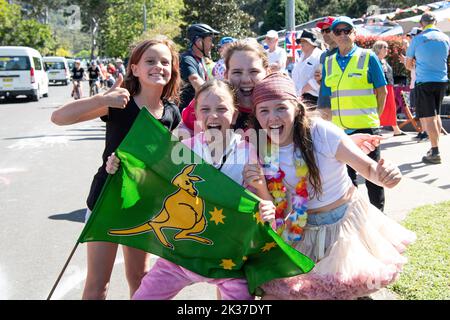 25th septembre 2022 ; Wollongong, Illawarra, pays de Galles du Sud, Australie : Championnats du monde de cyclisme sur route UCI, les fans applaudissent sur le côté de la route pendant la course Elite Mens Road Banque D'Images