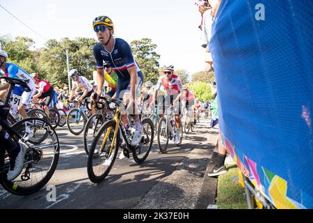 25th septembre 2022 ; Wollongong, Illawarra, pays de Galles du Sud, Australie : Championnats du monde de cyclisme sur route UCI, le champ principal gravit une colline pendant la course Elite Mens Road Banque D'Images