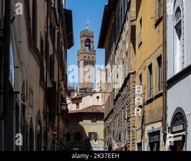 La vue le long de la via dei Neri à Florence, vers le campanile du Palazzo Vecchio, ancien siège du gouvernement de Florence médiévale. Banque D'Images