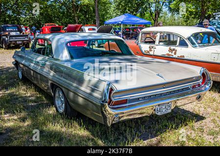 Falcon Heights, MN - 18 juin 2022 : vue d'angle arrière à haute perspective d'un coupé Bonneville Hardtop 1962 de Pontiac lors d'un salon automobile local. Banque D'Images