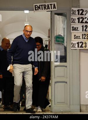 Rome. 25th septembre 2022. L'ancien Premier ministre italien et chef du Parti démocratique de centre-gauche Enrico Letta quitte un bureau de vote après avoir voté à Rome, Italie, le 25 septembre 2022. Les sondages ont ouvert pour le renouvellement du Parlement en Italie tôt dimanche, dans le cadre d'élections anticipées considérées comme cruciales pour le pays. Credit: Xinhua/Alay Live News Banque D'Images