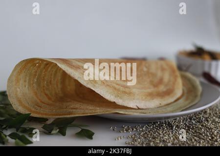 Rôti de ghee Bajra. Fines crêpes croustillantes faites avec une pâte fermentée de millet perlé et de lentilles ajoutant du ghee. Servi avec des condiments épicés à la noix de coco. Prise de vue Banque D'Images