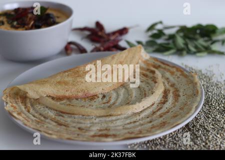 Rôti de ghee Bajra. Fines crêpes croustillantes faites avec une pâte fermentée de millet perlé et de lentilles ajoutant du ghee. Servi avec des condiments épicés à la noix de coco. Prise de vue Banque D'Images