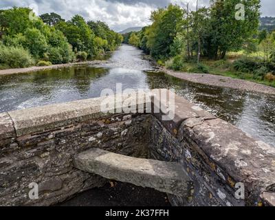 Refuge pour piétons avec siège dans le pont en pierre du XVIIIe siècle au-dessus de la rivière Usk à Crickhowell dans le Brecon Beacons sud du pays de Galles du Royaume-Uni Banque D'Images