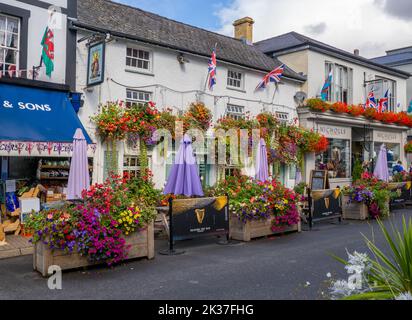 Pub Britannia à fleurs et High Street à Crickhowell, dans le Brecon Beacons, au sud du pays de Galles, au Royaume-Uni Banque D'Images