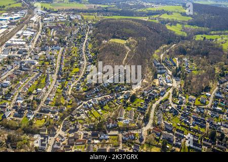 Vue aérienne, vue sur le village de Wengern avec terrain de sport am Brasberg en forêt, Wengern, Wetter, région de la Ruhr, Rhénanie-du-Nord-Westphalie, Allemagne, DE, Europe, ainsi Banque D'Images