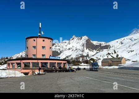 Sur le col du Simplon, Hotel Restaurant Monte Leone sur la gauche, le Simplon Hospice sur la droite, Simplon Dorf, Valais, Suisse Banque D'Images