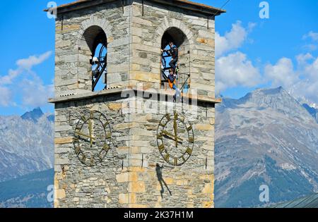 Test de courage, les enfants glissent sur une tyrolienne de la tour de l'église au sol, Visperterminen, Valais, Suisse Banque D'Images