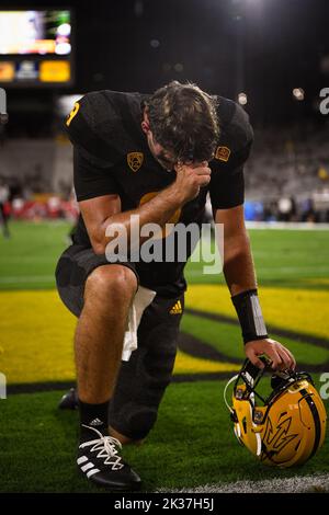 Le quarterback de l'État d'Arizona Paul Tyson (9) s'agenouille pour prier avant d'aller dans le vestiaire avant un match de football universitaire NCAA contre les Utah Utes i Banque D'Images