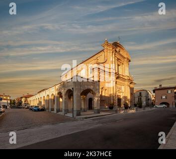 Fossano, Italie - 23 septembre 2022 : église paroissiale de San Filippo (18th siècle) sur la piazza Aldo Nicolaj avec l'arcade et les bâtiments du Borgo Banque D'Images