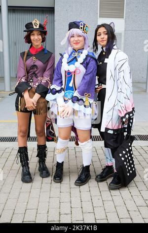 Les cojoueurs posent lors du salon 'Japan Weekend Madrid 2022' à l'IFEMA de Madrid. Le week-end du Japon est le plus grand événement culturel pop d'Espagne, offrant une grande variété d'activités qui rapprochent le public de la culture japonaise et orientale. Pendant les jours de la foire, vous pouvez également profiter de concerts de groupes KPOP, JPOP ou MPOP, ainsi que de concours de cosplay de différentes catégories. Banque D'Images