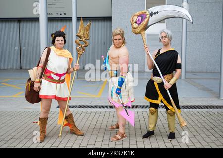 Les cojoueurs posent lors du salon 'Japan Weekend Madrid 2022' à l'IFEMA de Madrid. Le week-end du Japon est le plus grand événement culturel pop d'Espagne, offrant une grande variété d'activités qui rapprochent le public de la culture japonaise et orientale. Pendant les jours de la foire, vous pouvez également profiter de concerts de groupes KPOP, JPOP ou MPOP, ainsi que de concours de cosplay de différentes catégories. Banque D'Images