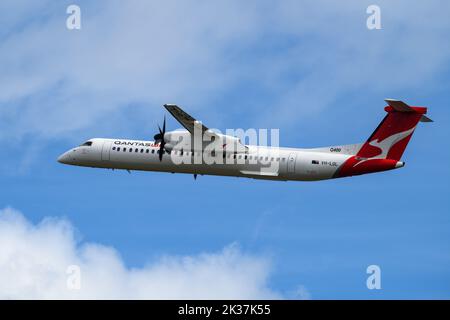 QantasLink Airlines Bombardier DHC-8-400 au départ de l'aéroport de Sydney Banque D'Images