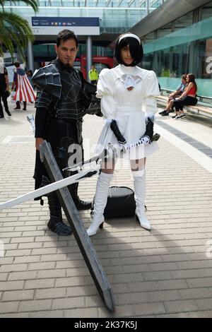 Les cojoueurs posent lors du salon 'Japan Weekend Madrid 2022' à l'IFEMA de Madrid. Le week-end du Japon est le plus grand événement culturel pop d'Espagne, offrant une grande variété d'activités qui rapprochent le public de la culture japonaise et orientale. Pendant les jours de la foire, vous pouvez également profiter de concerts de groupes KPOP, JPOP ou MPOP, ainsi que de concours de cosplay de différentes catégories. Banque D'Images