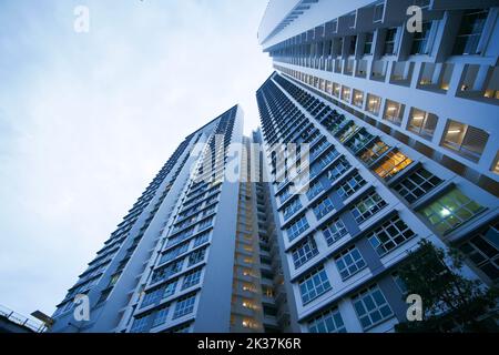 vue à angle bas des bâtiments résidentiels signapore contre le ciel bleu Banque D'Images