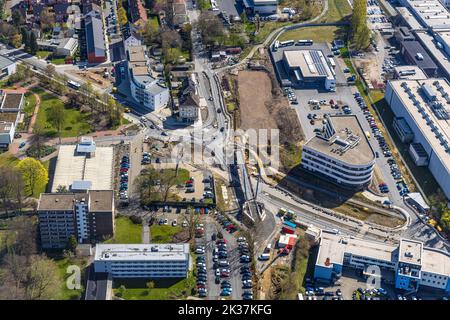 Vue aérienne, chantier de construction et réaménagement de Pferdebachstraße avec nouvelle construction de la piste cyclable pont Rheinischer Esel, Ärztehaus Pferde Banque D'Images