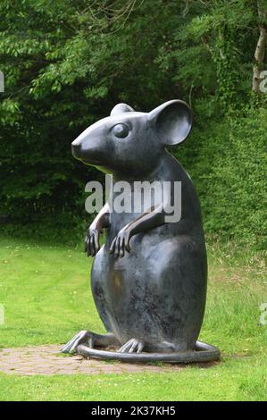 « Souris », usure en métal par Kenny Hunter. Poets Path, Robert Burns Birthplace Museum, Alloway, Ayrshire, Écosse, Royaume-Uni, Europe. Banque D'Images