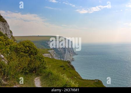 Photo paysage des falaises blanches de Douvres prise du parc National Trust dans le sud de l'Angleterre Banque D'Images