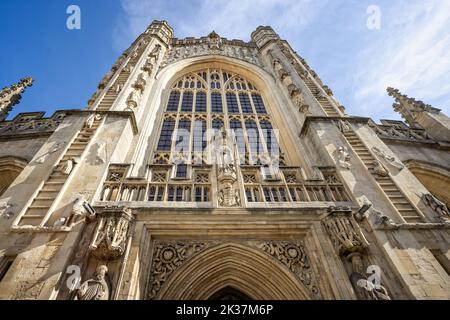 Statue du roi Henry VII et des anges grimpant échelle jacobs sur le front ouest de l'abbaye de Bath, Bath, Avon, Royaume-Uni le 24 septembre 2022 Banque D'Images