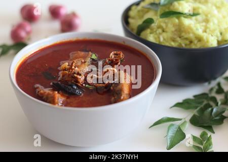 Curry de poisson au beurre indien préparé dans le style du kerala servi avec une purée de tapioca. Prise de vue sur fond blanc Banque D'Images