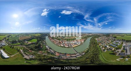 Vue panoramique à 360° de 360° - vue aérienne de Burghausen et de son célèbre château