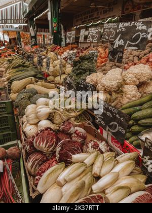 Un tableau couvre différents types de légumes dans l'un des marchés de légumes de Vienne, en Autriche Banque D'Images