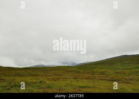 Hat man den Bahnhof von corr verlassen, wird man sofort von der rauhen aber wunderbar schönen Landschaft der schottischen Highlands im Rannoch Moor Banque D'Images