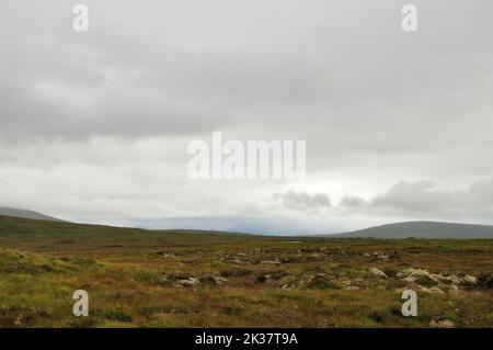 Hat man den Bahnhof von corr verlassen, wird man sofort von der rauhen aber wunderbar schönen Landschaft der schottischen Highlands im Rannoch Moor Banque D'Images