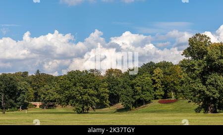 25 septembre 2022, Saxe, Bad Muskau: Dans le parc du Prince Pückler de Bad Muskau, le paysage merveilleux invite les yeux au repos. Photo: Frank Hammerschmidt/dpa Banque D'Images