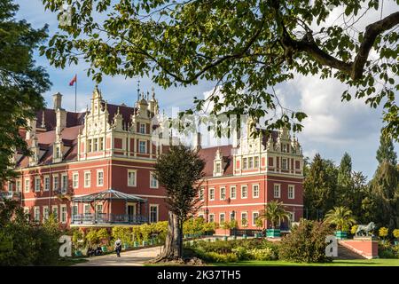 25 septembre 2022, Saxe, Bad Muskau : dans le parc Fürst Pückler de Bad Muskau, le nouveau château se trouve par beau temps. Photo: Frank Hammerschmidt/dpa Banque D'Images