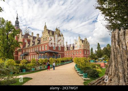 25 septembre 2022, Saxe, Bad Muskau : dans le parc Fürst Pückler de Bad Muskau, le nouveau château se trouve par beau temps. Photo: Frank Hammerschmidt/dpa Banque D'Images