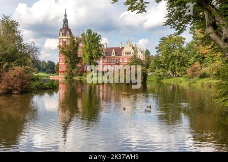 25 septembre 2022, Saxe, Bad Muskau : dans le parc Fürst Pückler de Bad Muskau, le nouveau château se trouve par beau temps. Photo: Frank Hammerschmidt/dpa Banque D'Images