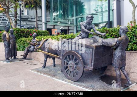 The River Merchants, une sculpture en bronze de l'artiste singapourien d'origine chinoise AW Tee Hong, 1931 - 2021. République de Singapour. Les coolies chargent les sacs dans Banque D'Images