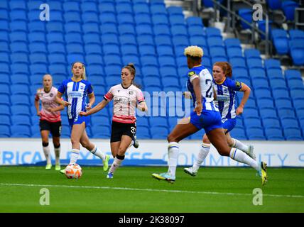 Brighton et Hove, Royaume-Uni. 25th septembre 2022. TIA Primer of Reading lors du match de Super League féminin de la FA entre Brighton & Hove Albion Women et Reading Women au stade communautaire American Express sur 25 septembre 2022 à Brighton et Hove, Royaume-Uni. (Photo de Jeff Mood/phcimages.com) Credit: PHC Images/Alamy Live News Banque D'Images