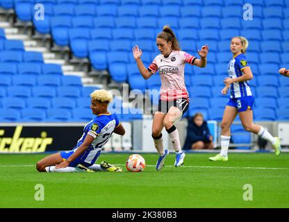 Brighton et Hove, Royaume-Uni. 25th septembre 2022. Primer de la TIA de Reading et Victoria Williams de Brighton et Hove Albion lors du match de Super League féminin de la FA entre Brighton et Hove Albion Women et Reading Women au stade communautaire American Express de 25 septembre 2022 à Brighton et Hove, au Royaume-Uni. (Photo de Jeff Mood/phcimages.com) Credit: PHC Images/Alamy Live News Banque D'Images