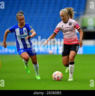 Brighton et Hove, Royaume-Uni. 25th septembre 2022. Amalie Eikeland of Reading et Julia Zigiotti Olme de Brighton et Hove Albion lors du match de Super League féminin de la FA entre Brighton et Hove Albion Women et Reading Women au stade communautaire American Express de 25 septembre 2022 à Brighton et Hove, au Royaume-Uni. (Photo de Jeff Mood/phcimages.com) Credit: PHC Images/Alamy Live News Banque D'Images