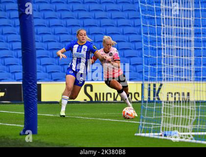 Brighton et Hove, Royaume-Uni. 25th septembre 2022. Coquelicot Pattinson de Brighton et Hove Albion lors du match de Super League féminin de la FA entre Brighton et Hove Albion Women et Reading Women au stade communautaire American Express de 25 septembre 2022 à Brighton et Hove, au Royaume-Uni. (Photo de Jeff Mood/phcimages.com) Credit: PHC Images/Alamy Live News Banque D'Images