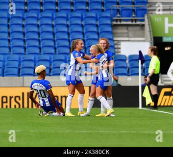 Brighton et Hove, Royaume-Uni. 25th septembre 2022. Katie Robinson, de Brighton et Hove Albion, fête ses coéquipiers lors du match de Super League féminin FA entre Brighton & Hove Albion Women et Reading Women au stade communautaire American Express de 25 septembre 2022 à Brighton et Hove, au Royaume-Uni. (Photo de Jeff Mood/phcimages.com) Credit: PHC Images/Alamy Live News Banque D'Images