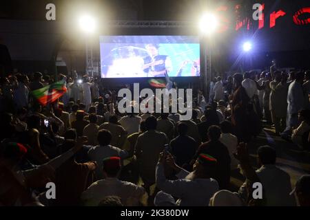 Peshawar, Khyber Pakhtunkhwa, Pakistan. 25th septembre 2022. Les partisans de l'ancien Premier ministre pakistanais Imran Khan écoutent le discours de leur chef lors d'un rassemblement anti-gouvernement à Peshawar. Le président du PTI, Imran Khan, s'adresse à un rassemblement dans le district de Rahim Yar Khan au Punjab. (Image de crédit : © Hussain Ali/Pacific Press via ZUMA Press Wire) Banque D'Images