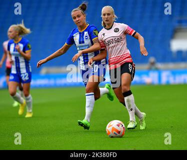 Brighton et Hove, Royaume-Uni. 25th septembre 2022. Amalie Eikeland of Reading et Julia Zigiotti Olme de Brighton et Hove Albion lors du match de Super League féminin de la FA entre Brighton et Hove Albion Women et Reading Women au stade communautaire American Express de 25 septembre 2022 à Brighton et Hove, au Royaume-Uni. (Photo de Jeff Mood/phcimages.com) Credit: PHC Images/Alamy Live News Banque D'Images