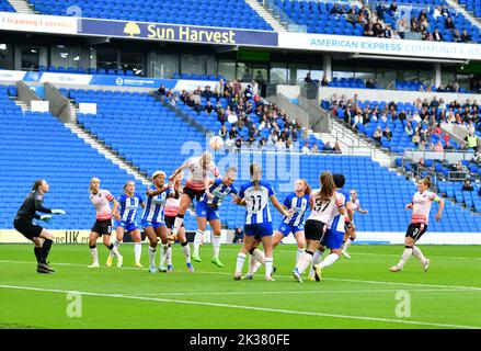 Brighton et Hove, Royaume-Uni. 25th septembre 2022. Natasha Dowie, de Reading, tente de diriger le ballon vers le but lors du match de Super League féminin FA entre les femmes Brighton & Hove Albion et les femmes de lecture au stade communautaire American Express sur 25 septembre 2022 à Brighton et Hove, au Royaume-Uni. (Photo de Jeff Mood/phcimages.com) Credit: PHC Images/Alamy Live News Banque D'Images