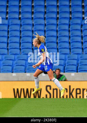 Brighton et Hove, Royaume-Uni. 25th septembre 2022. Katie Robinson, de Brighton et Hove Albion, fête ses scores lors du match de Super League féminin de la FA entre Brighton et Hove Albion Women et Reading Women au stade communautaire American Express sur 25 septembre 2022 à Brighton et Hove, au Royaume-Uni. (Photo de Jeff Mood/phcimages.com) Credit: PHC Images/Alamy Live News Banque D'Images