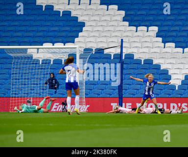 Brighton et Hove, Royaume-Uni. 25th septembre 2022. Katie Robinson, de Brighton et Hove Albion, fête ses scores lors du match de Super League féminin de la FA entre Brighton et Hove Albion Women et Reading Women au stade communautaire American Express sur 25 septembre 2022 à Brighton et Hove, au Royaume-Uni. (Photo de Jeff Mood/phcimages.com) Credit: PHC Images/Alamy Live News Banque D'Images