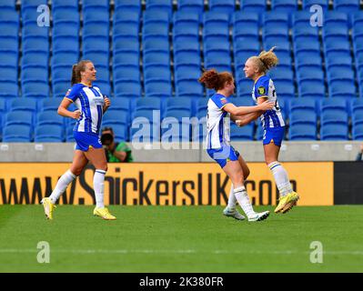 Brighton et Hove, Royaume-Uni. 25th septembre 2022. Katie Robinson, de Brighton et Hove Albion, fête ses scores lors du match de Super League féminin de la FA entre Brighton et Hove Albion Women et Reading Women au stade communautaire American Express sur 25 septembre 2022 à Brighton et Hove, au Royaume-Uni. (Photo de Jeff Mood/phcimages.com) Credit: PHC Images/Alamy Live News Banque D'Images