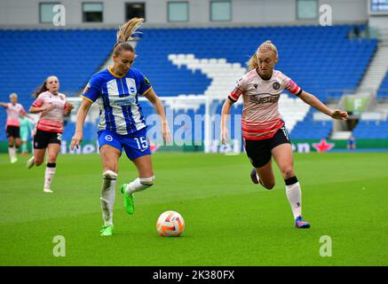 Brighton et Hove, Royaume-Uni. 25th septembre 2022. Kayleigh Green de Brighton et Hove Albion et Lauren Wade de Reading lors du match de Super League féminin de la FA entre Brighton et Hove Albion Women et Reading Women au stade communautaire American Express sur 25 septembre 2022 à Brighton et Hove, Royaume-Uni. (Photo de Jeff Mood/phcimages.com) Credit: PHC Images/Alamy Live News Banque D'Images