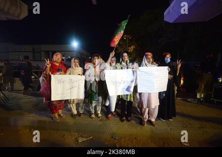 Peshawar, Khyber Pakhtunkhwa, Pakistan. 25th septembre 2022. Les partisans de l'ancien Premier ministre pakistanais Imran Khan écoutent le discours de leur chef lors d'un rassemblement anti-gouvernement à Peshawar. Le président du PTI, Imran Khan, s'adresse à un rassemblement dans le district de Rahim Yar Khan au Punjab. (Image de crédit : © Hussain Ali/Pacific Press via ZUMA Press Wire) Banque D'Images