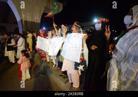 Peshawar, Khyber Pakhtunkhwa, Pakistan. 25th septembre 2022. Les partisans de l'ancien Premier ministre pakistanais Imran Khan écoutent le discours de leur chef lors d'un rassemblement anti-gouvernement à Peshawar. Le président du PTI, Imran Khan, s'adresse à un rassemblement dans le district de Rahim Yar Khan au Punjab. (Image de crédit : © Hussain Ali/Pacific Press via ZUMA Press Wire) Banque D'Images